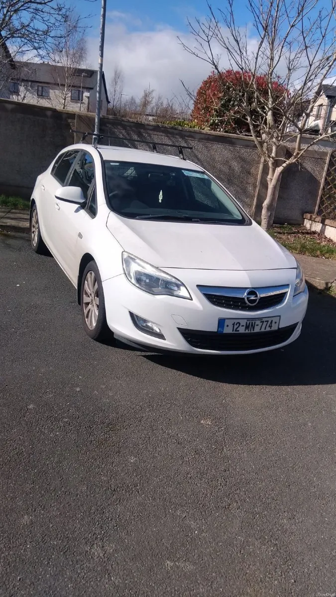 Opel Astra 2012 - Image 1