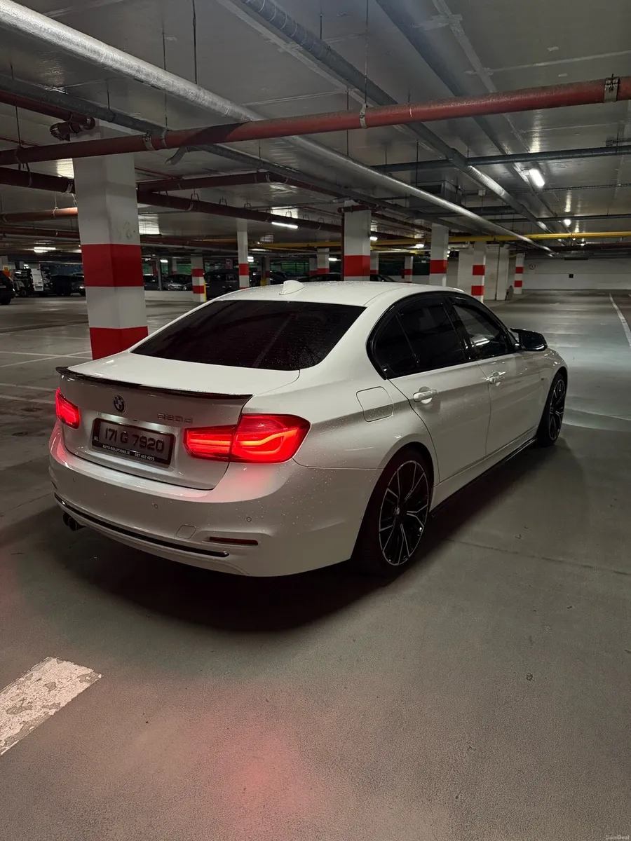 2017 BMW 3series - Image 3