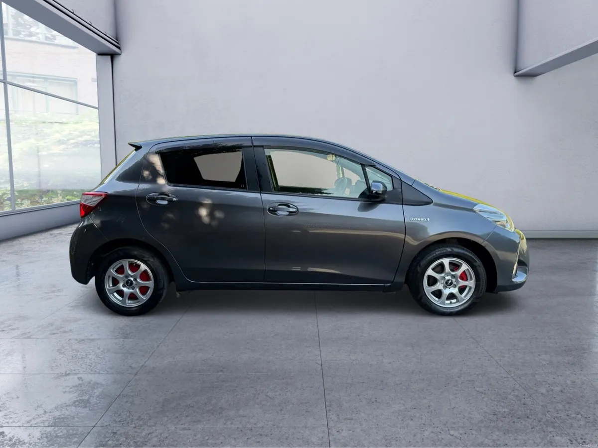 2018 Toyota Vitz 1.5 Petrol Hybrid 48000km - Image 2