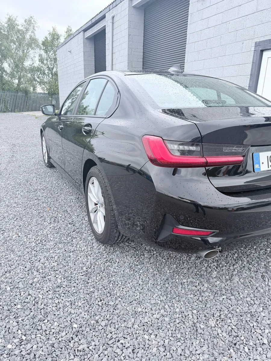 BMW 318d - Image 1