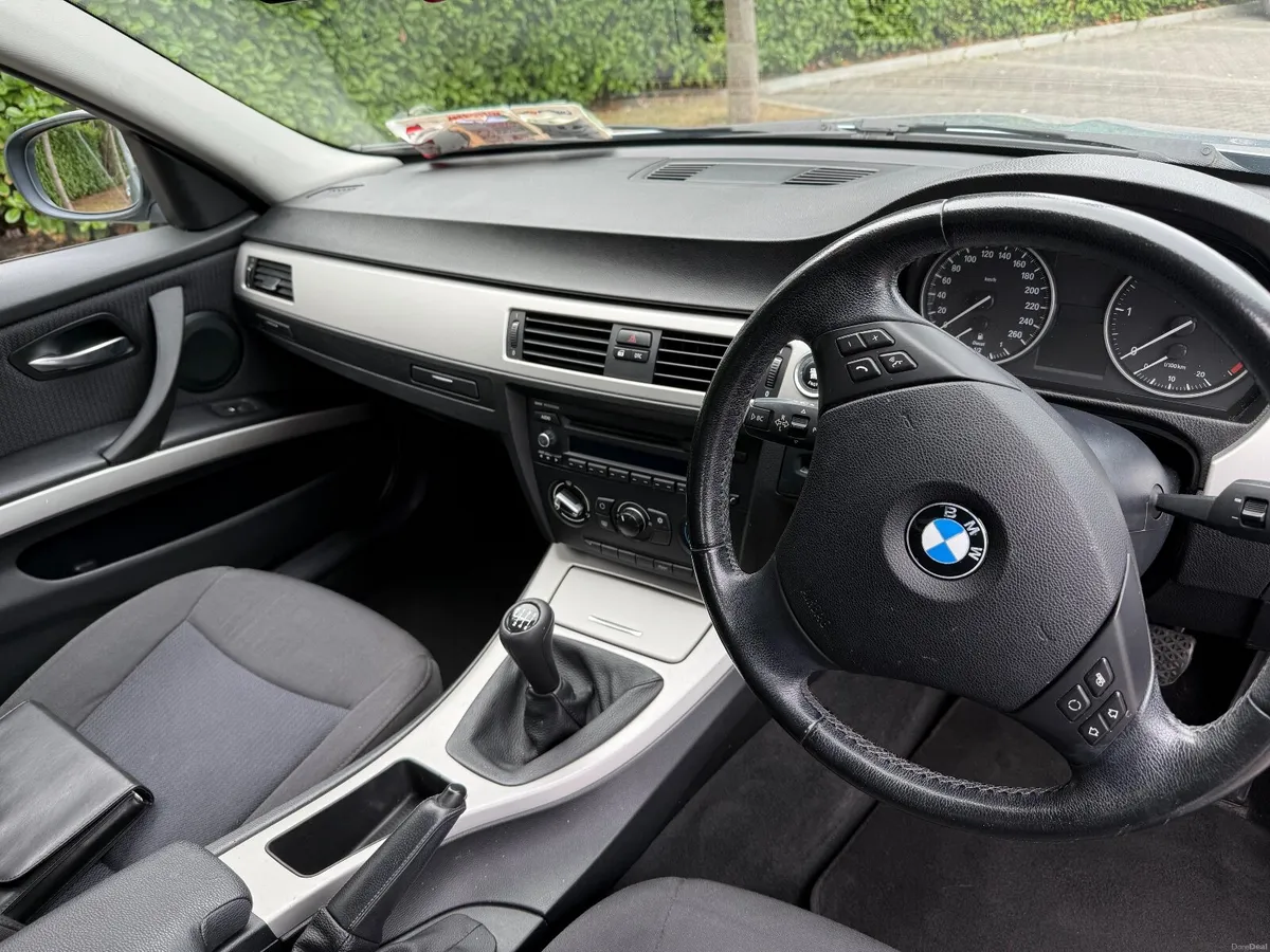 BMW 3-Series 2010 - Image 2