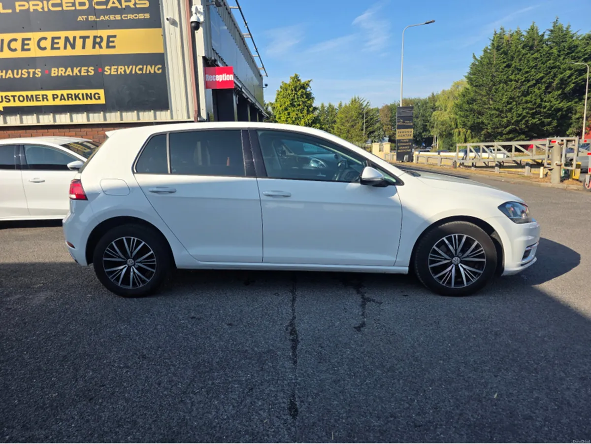 Volkswagen Golf 1.6 TDI SE NAV BLUEMOTION 115PS 5D - Image 2