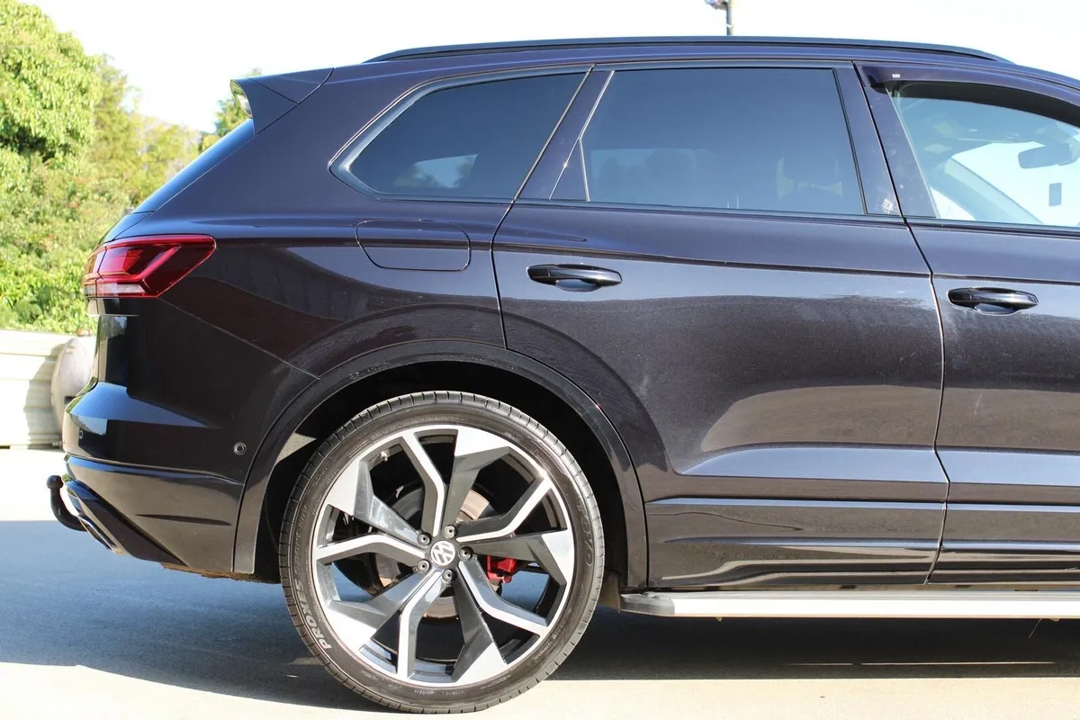 2018 Volkswagen Touareg R-Line - Image 2