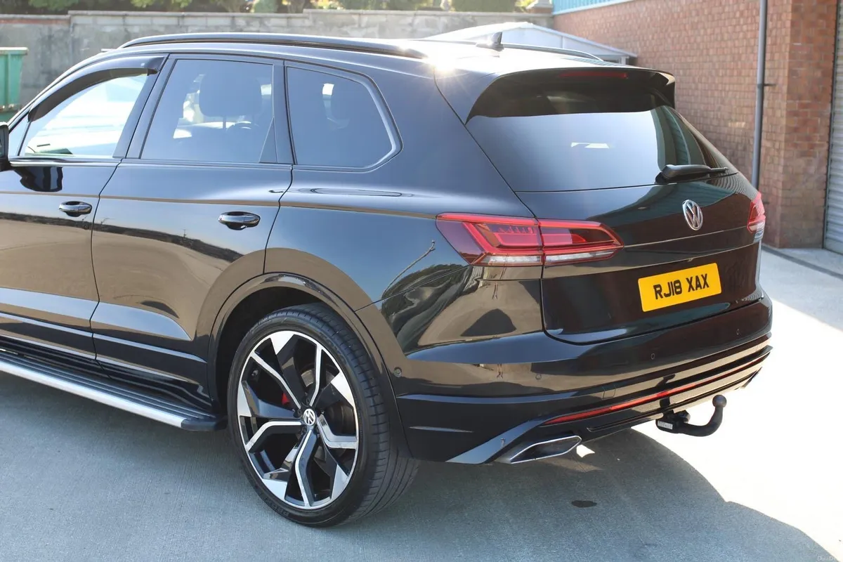 2018 Volkswagen Touareg R-Line - Image 3
