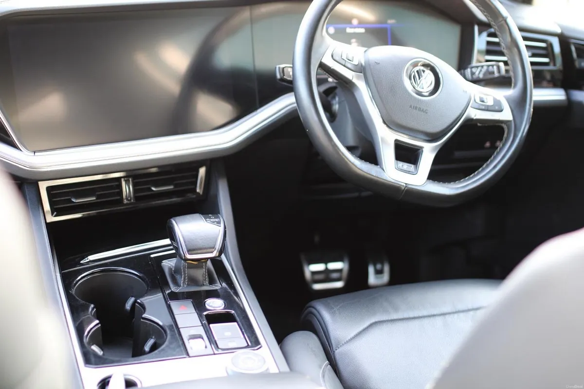 2018 Volkswagen Touareg R-Line - Image 4