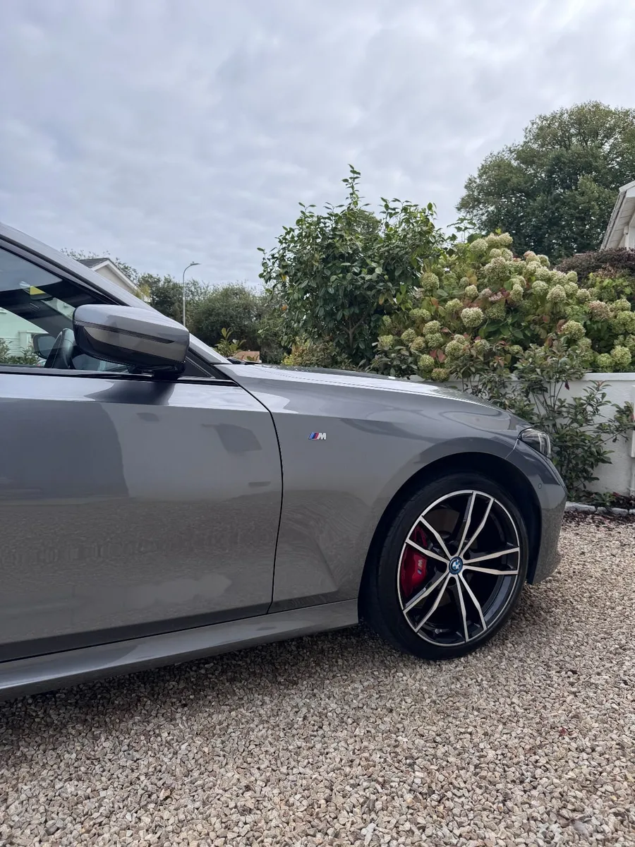 2024 BMW 330e xDrive M Sport Pro | 29,000 km - Image 4
