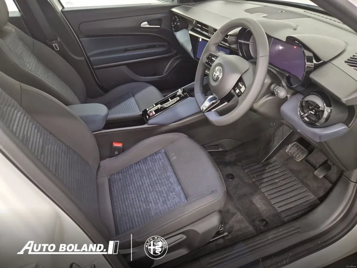 Alfa Romeo Junior Ibrida 1.2 HYBRID 136HP - Image 3