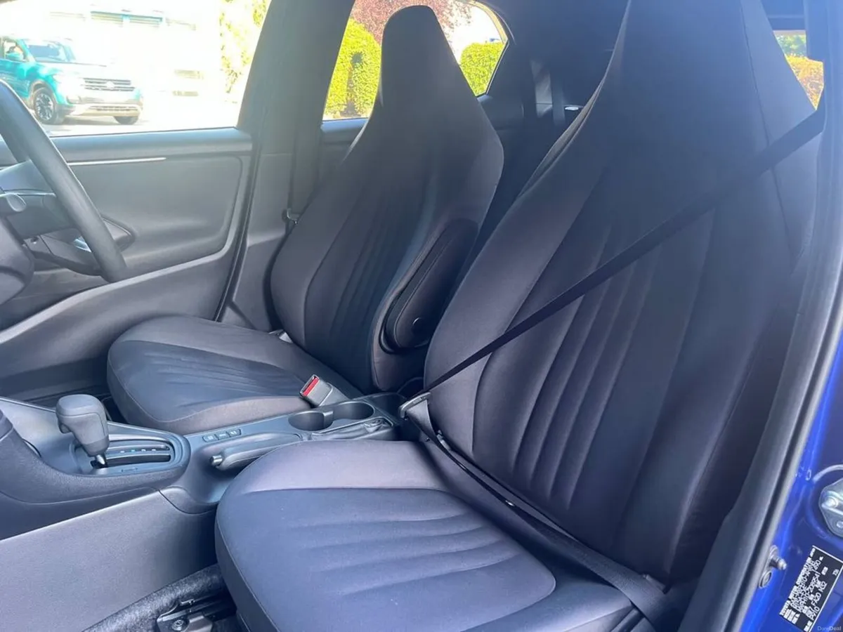 Toyota Yaris 1.5 HYBRID AUTO // APPLE CARPLAY/ANDR - Image 6
