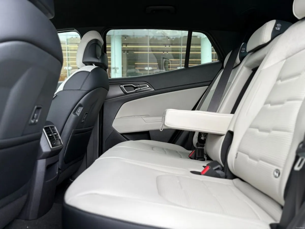 Kia Sportage 1.6 HEV Black Edition (0% Finance ava - Image 4