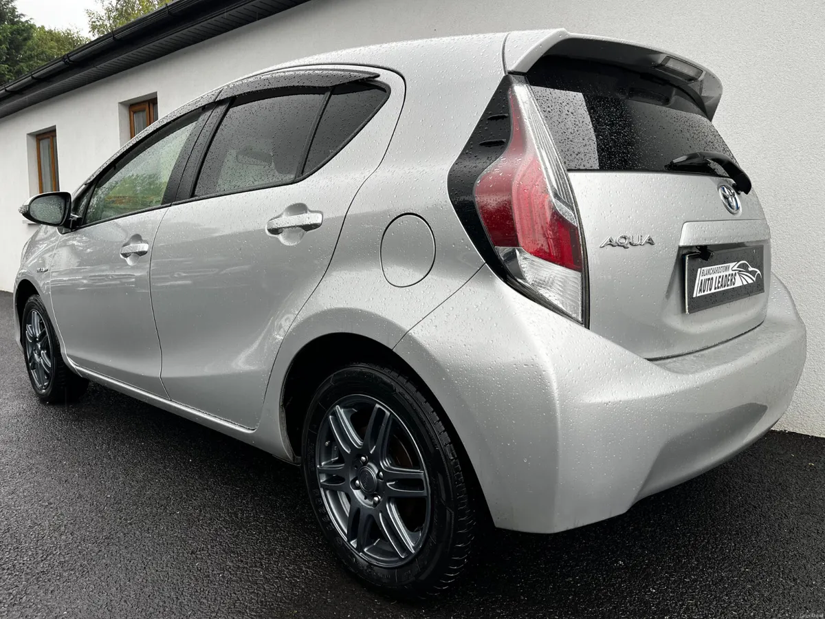 TOYOTA AQUA 1.5 HYBRID 73 BHP AUTO - Image 4