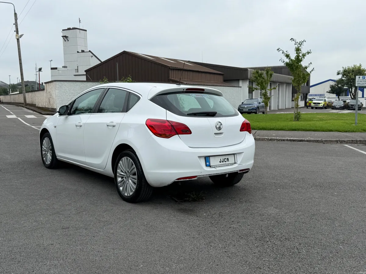 STUNNING Vauxhall (Opel) Astra 2015 1.4 PETROL - Image 5
