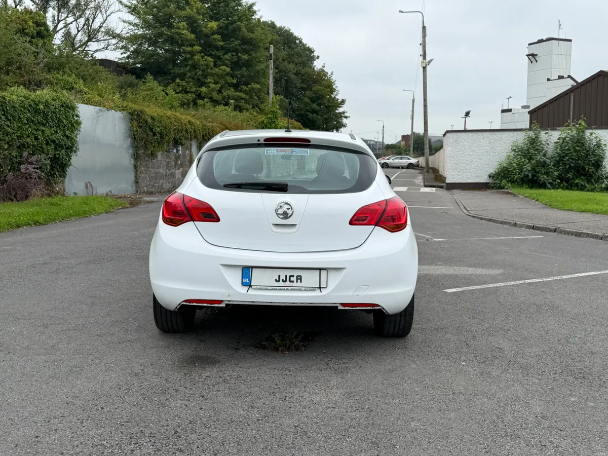 STUNNING Vauxhall (Opel) Astra 2015 1.4 PETROL - Image 6