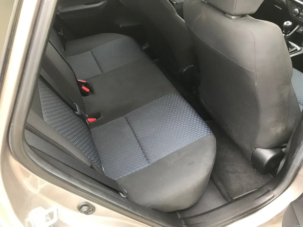 Toyota Auris 2015 - Image 5