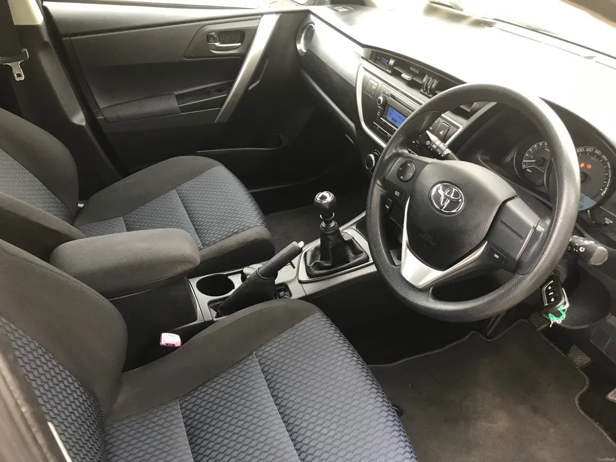 Toyota Auris 2015 - Image 2