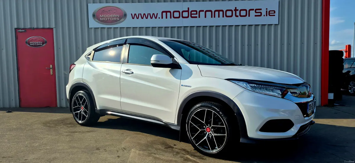 Honda Vezel hybrid/petrol 1.5 jeep pearl white - Image 2