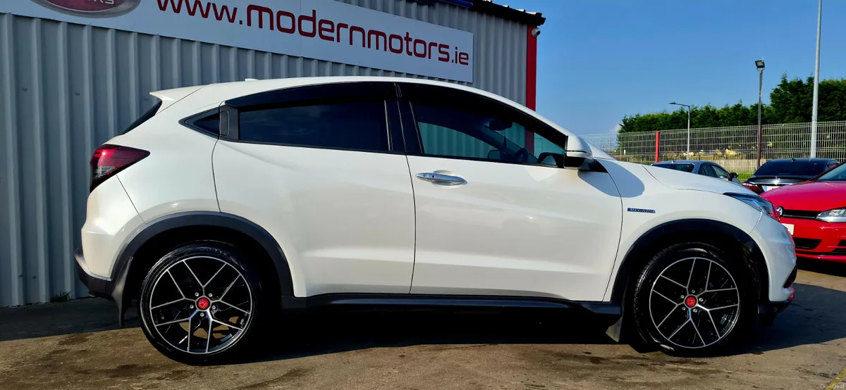Honda Vezel hybrid/petrol 1.5 jeep pearl white - Image 6