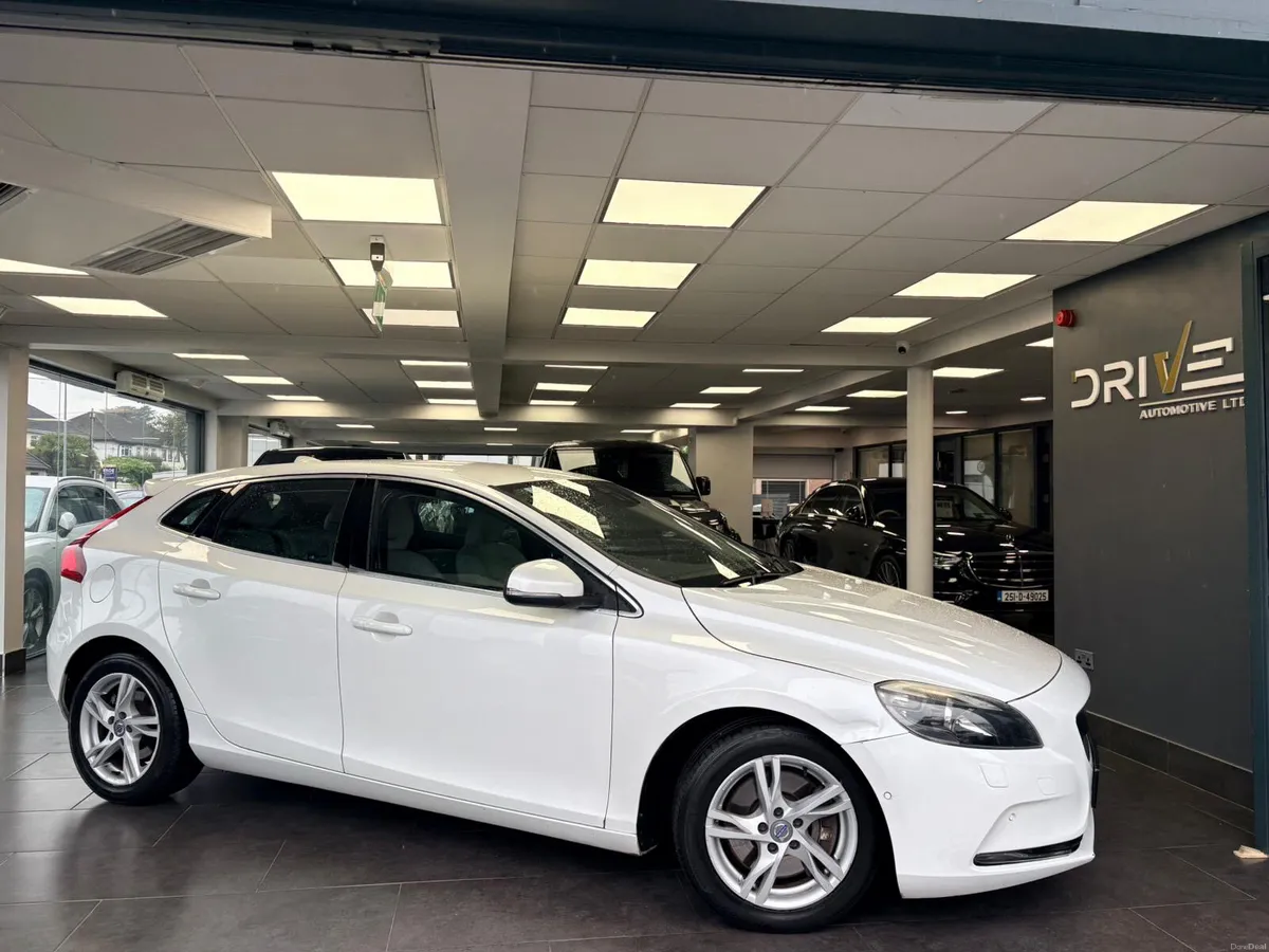Volvo V40 2.0 SE ***1 Year Warranty *** 2016 - Image 1