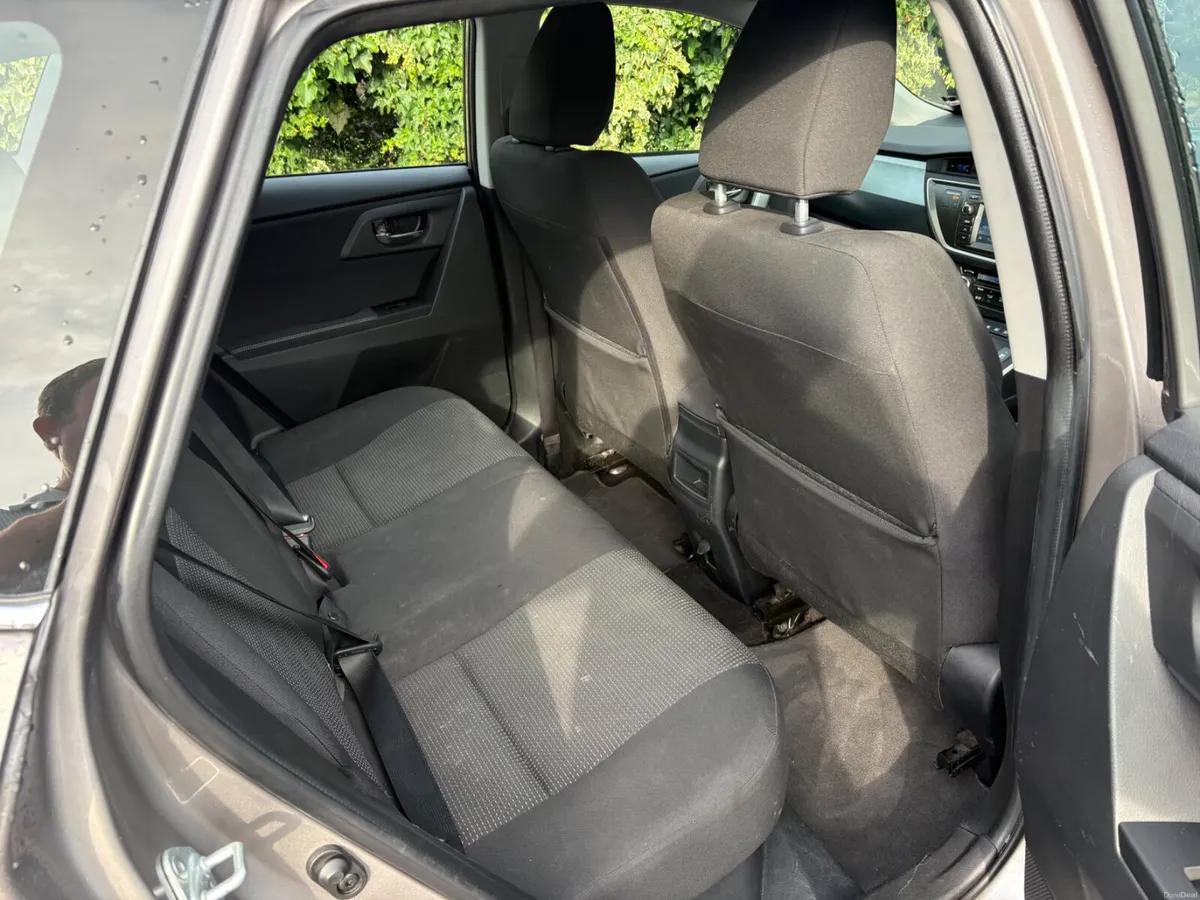 Toyota Auris 2015 Hybrid - Image 6