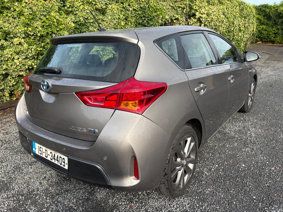 Toyota Auris 2015 Hybrid - Image 3
