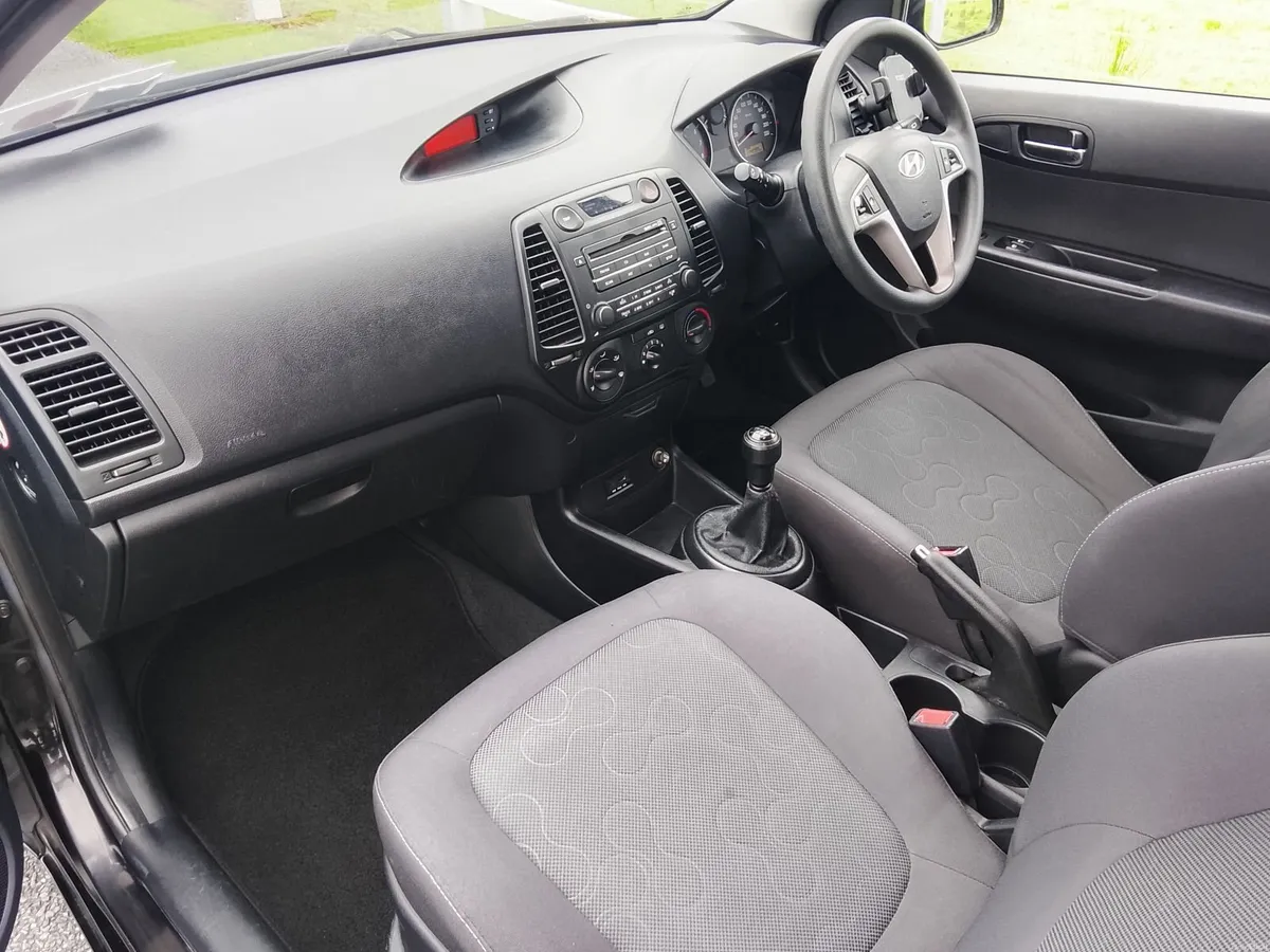 Hyundai i20, 114km, Excellent condition. - Image 5