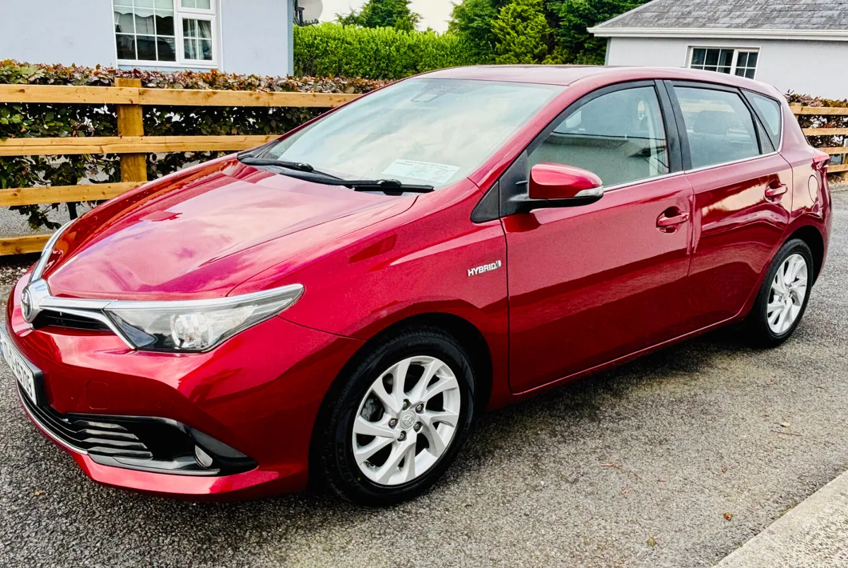 Toyota Auris 2017 PETROL HYBRID LUNA - Image 2