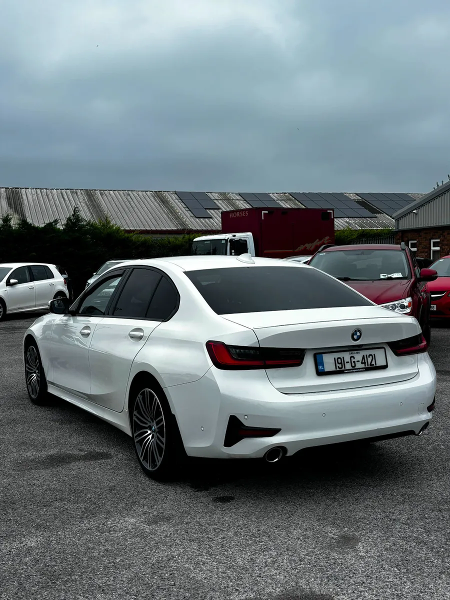 191 BMW 320D . Low kilometres - Image 2