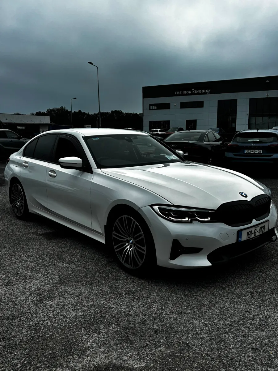 191 BMW 320D . Low kilometres - Image 4