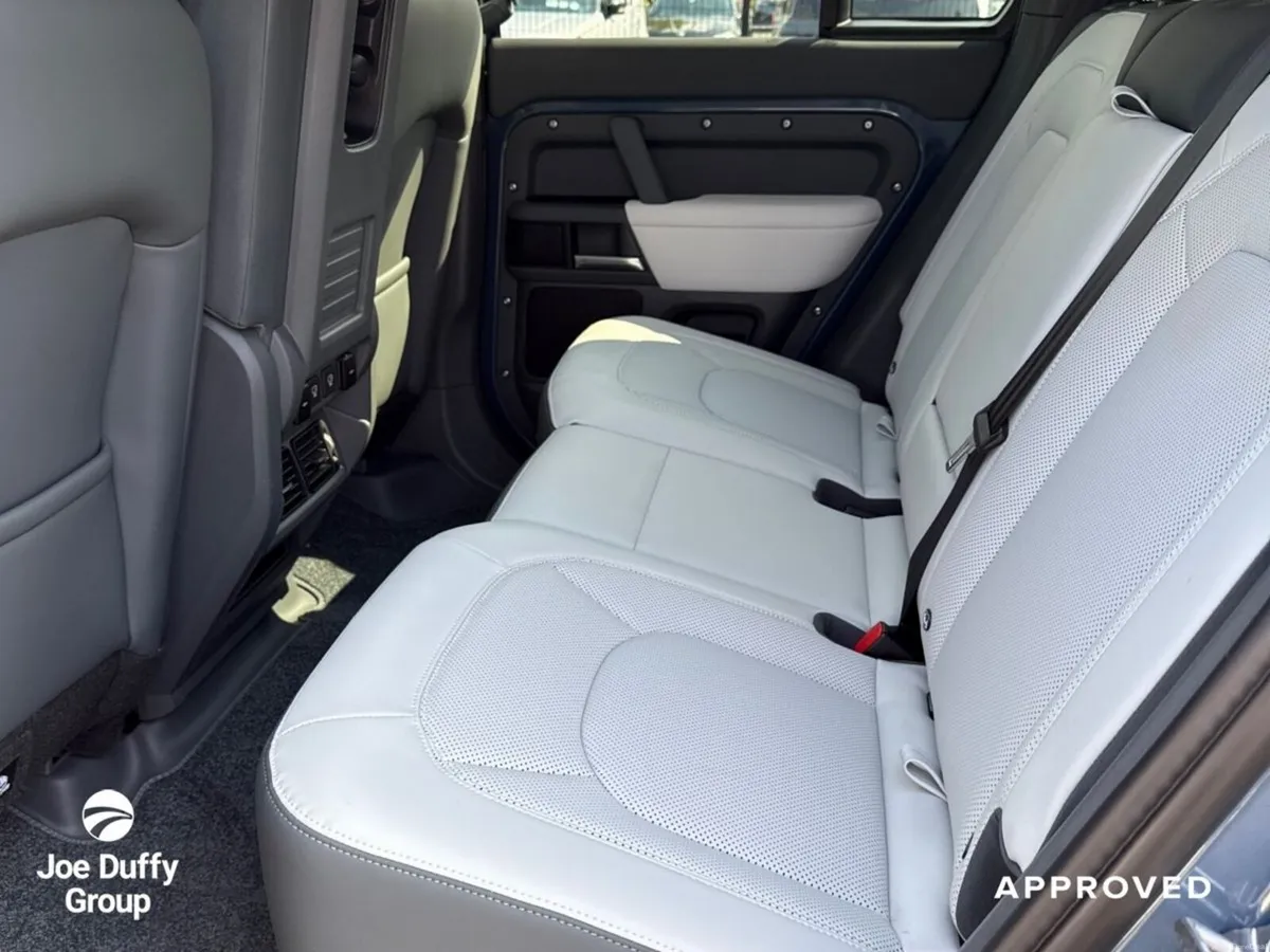 Land Rover Defender 110 6 Seater X-Dyn SE 2.0 PHEV - Image 5