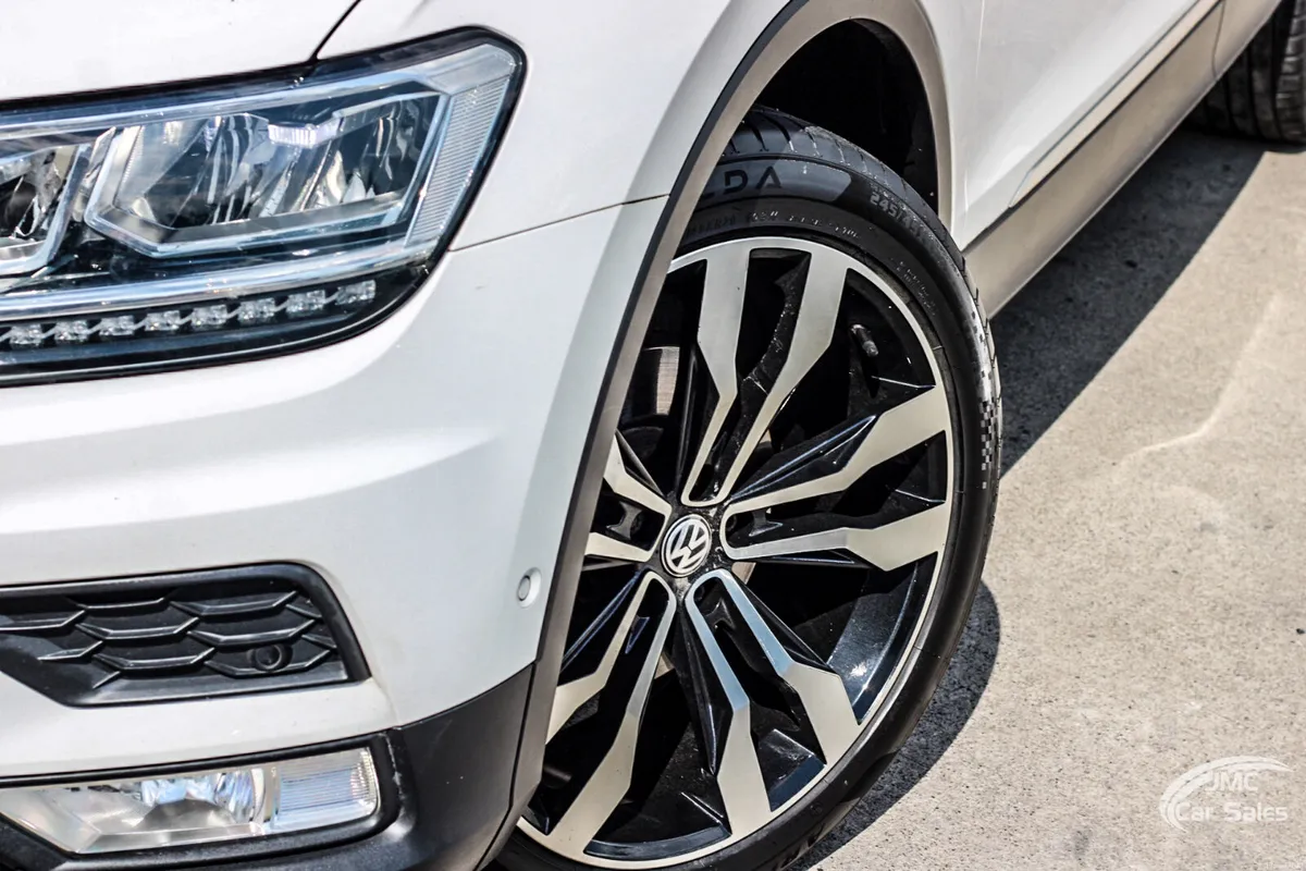 2017 VOLKSWAGEN TIGUAN PAN ROOF - Image 2