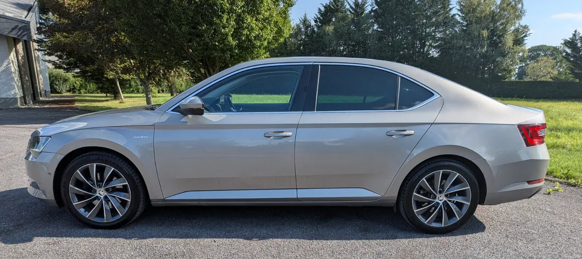 Skoda Superb 4x4 AUTO / LUXURY TOP SPEC /2015 - Image 6