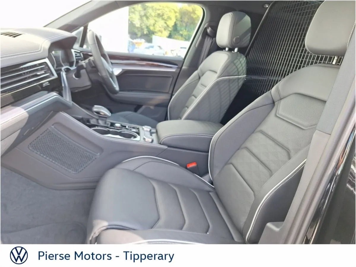 Volkswagen Touareg 3.0TDI 231HP R LINE 4M DSG - Image 6