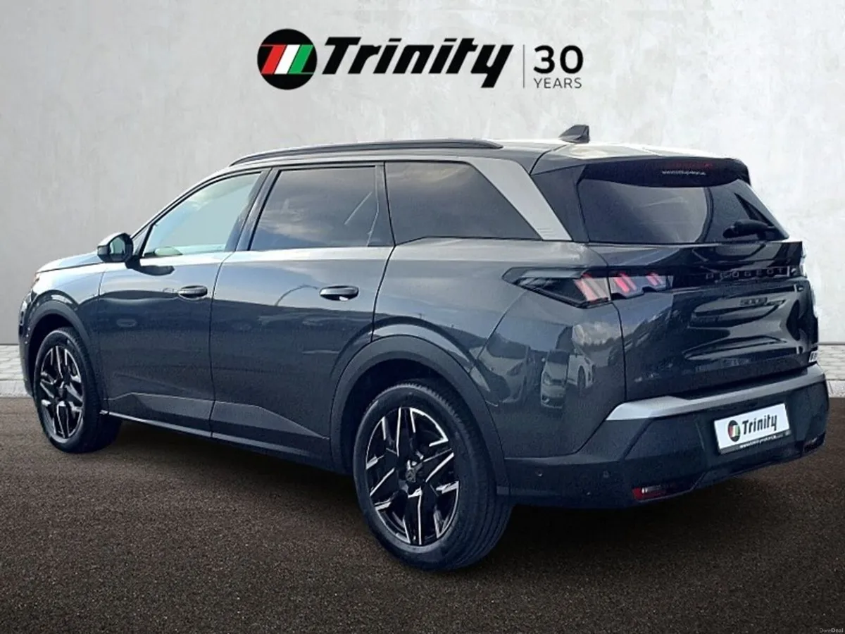 Peugeot 5008 DIRECTORS CAR** 1.2 MHEV 145BHP ** AL - Image 3