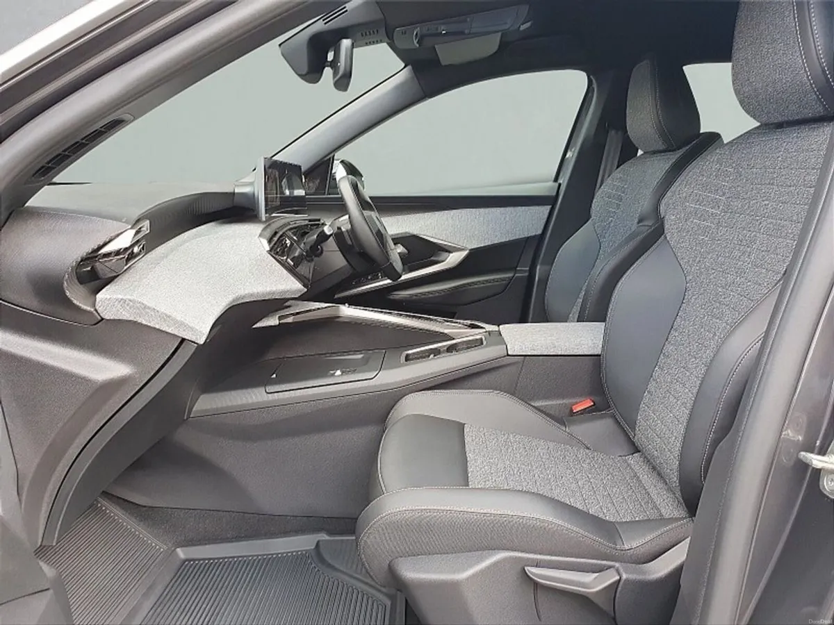 Peugeot 5008 DIRECTORS CAR** 1.2 MHEV 145BHP ** AL - Image 6
