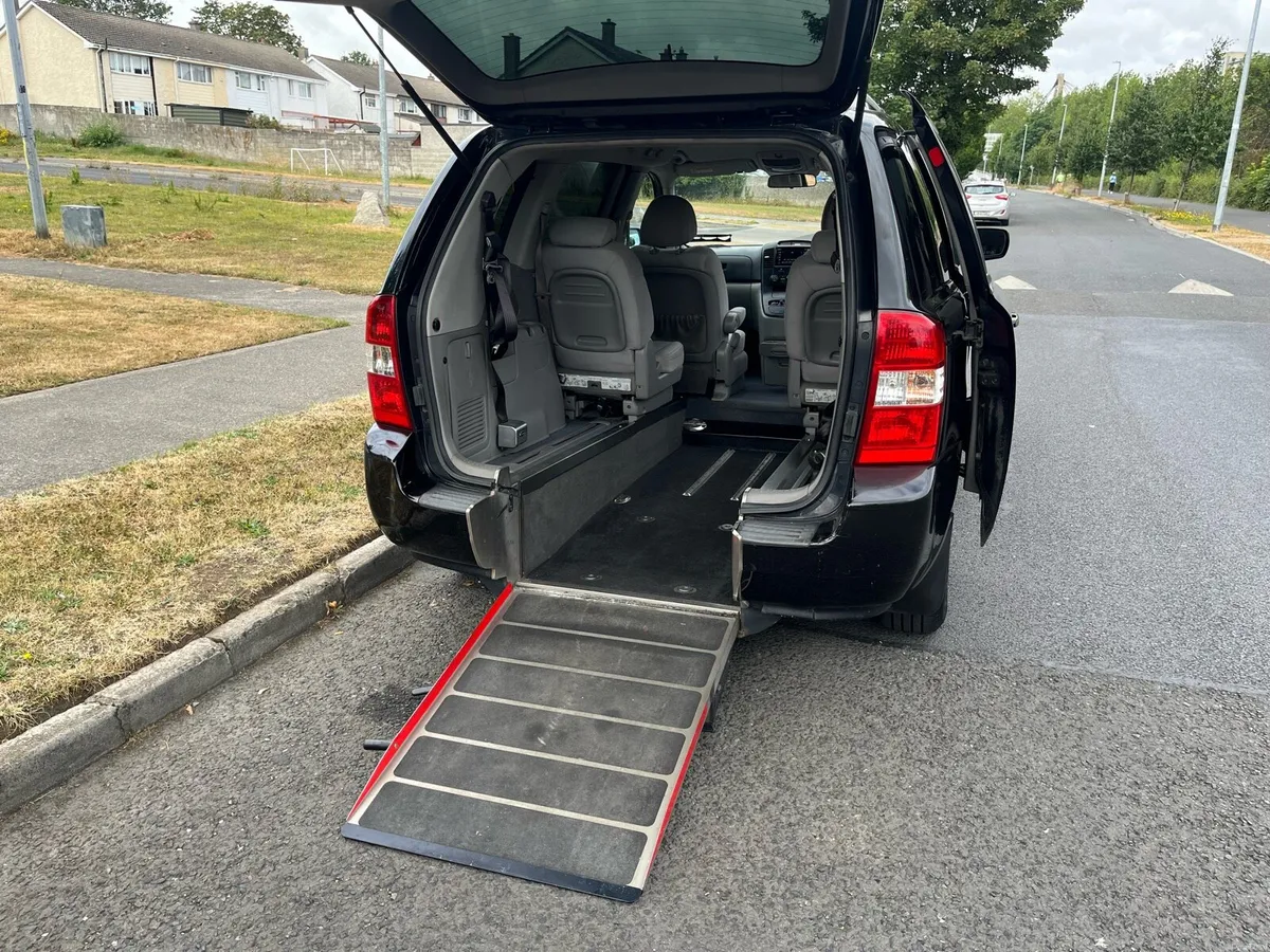 2009 Kia Sedona Automatic Wheelchair Accessible - Image 3