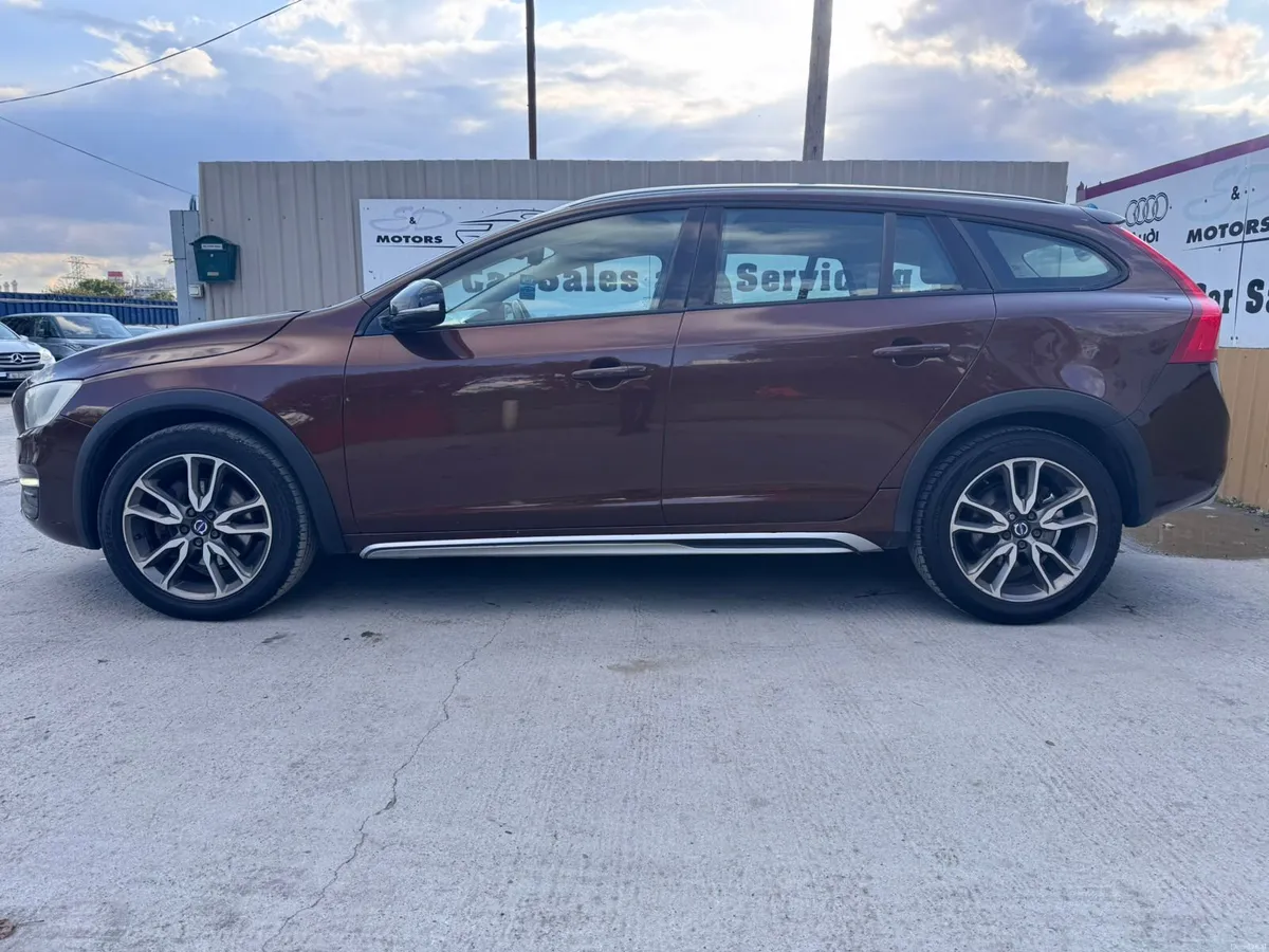 152 Volvo V60  2.4D D4 X COUNTRY LUXURY NAV AWD - Image 3