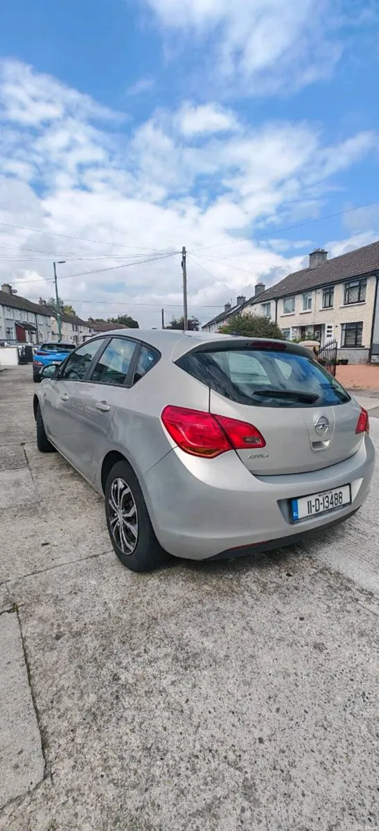 2011 Opel Astra - Image 2
