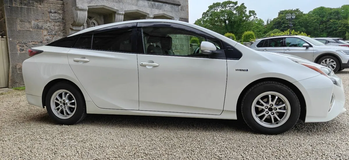 Toyota Prius 2017 1.8 hybrid automatic white pearl - Image 2
