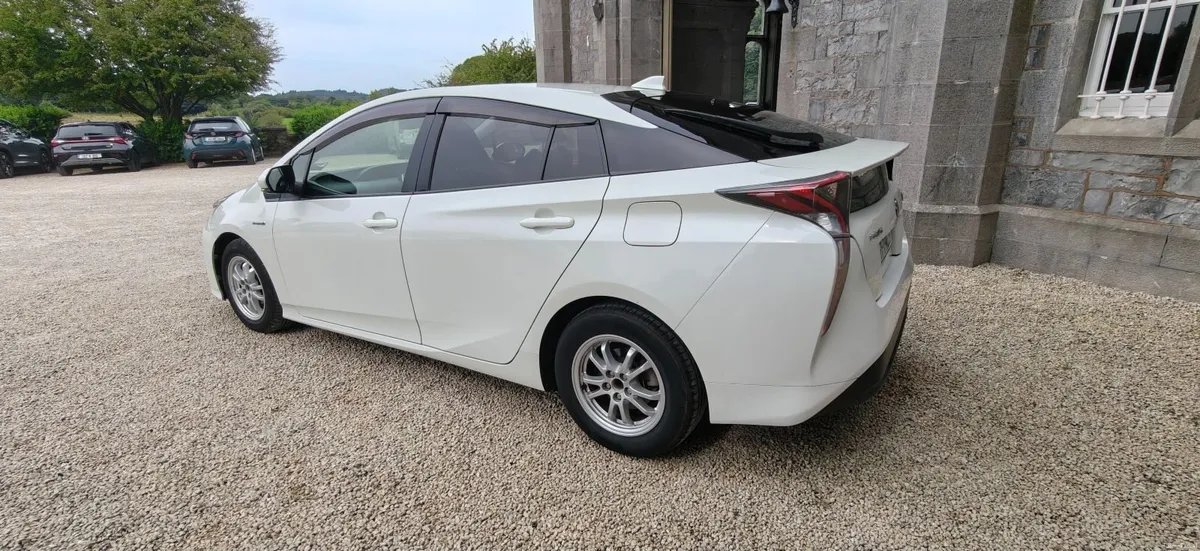 Toyota Prius 2017 1.8 hybrid automatic white pearl - Image 3