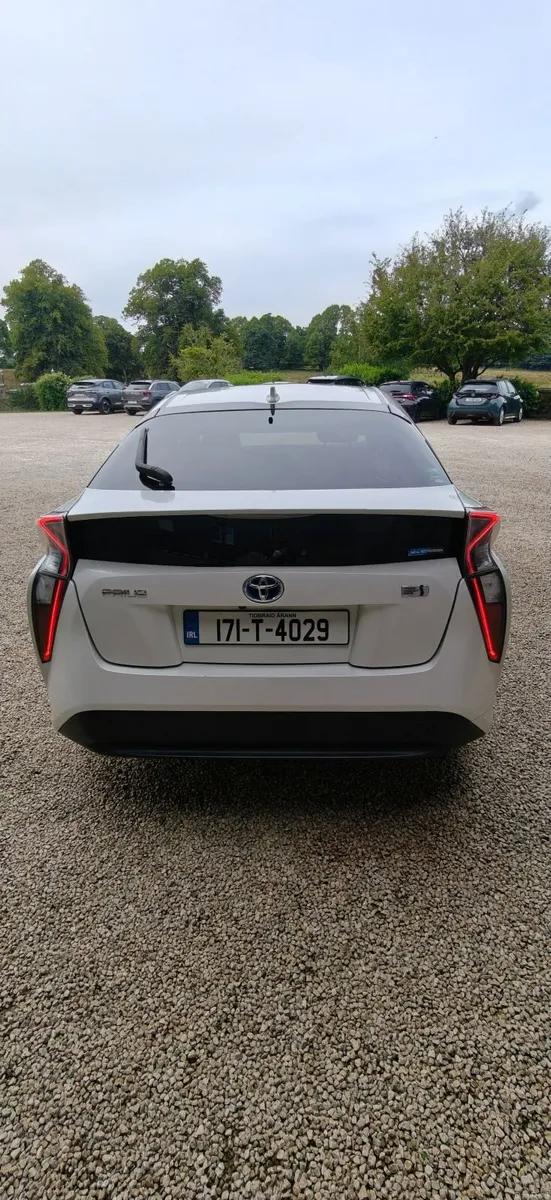 Toyota Prius 2017 1.8 hybrid automatic white pearl - Image 6