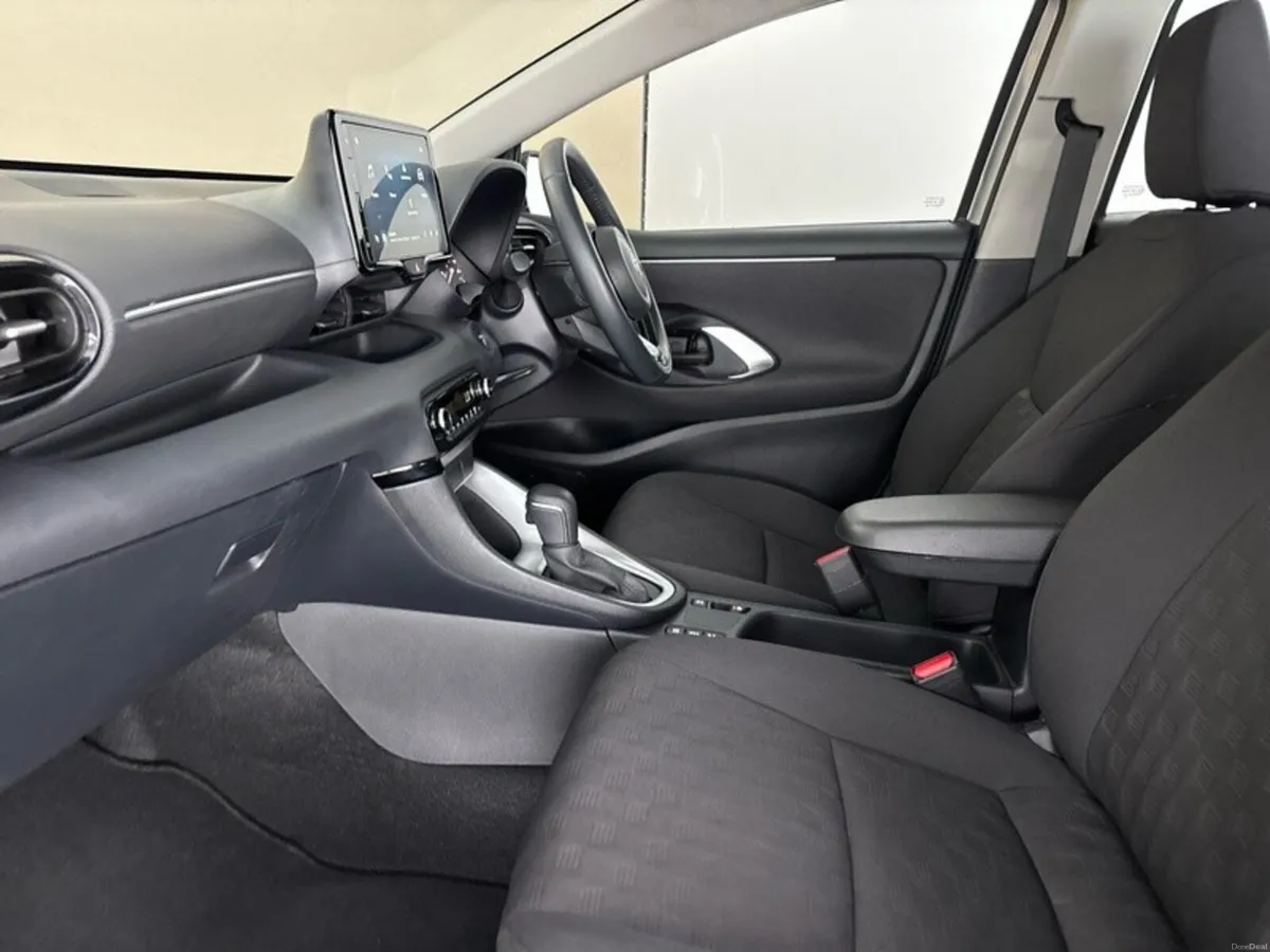 Toyota Yaris HYBRID LUNA - Image 6