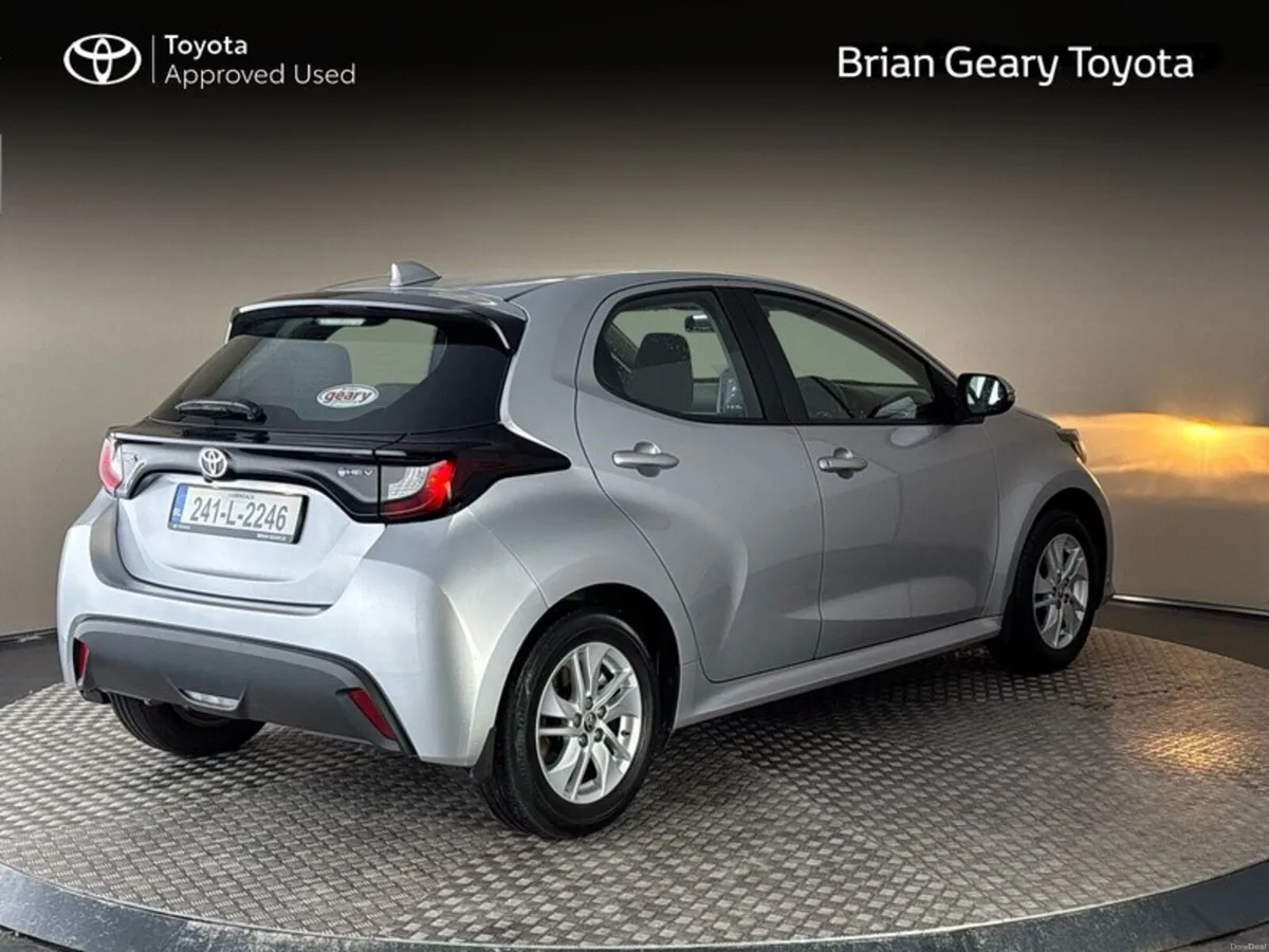 Toyota Yaris HYBRID LUNA - Image 2