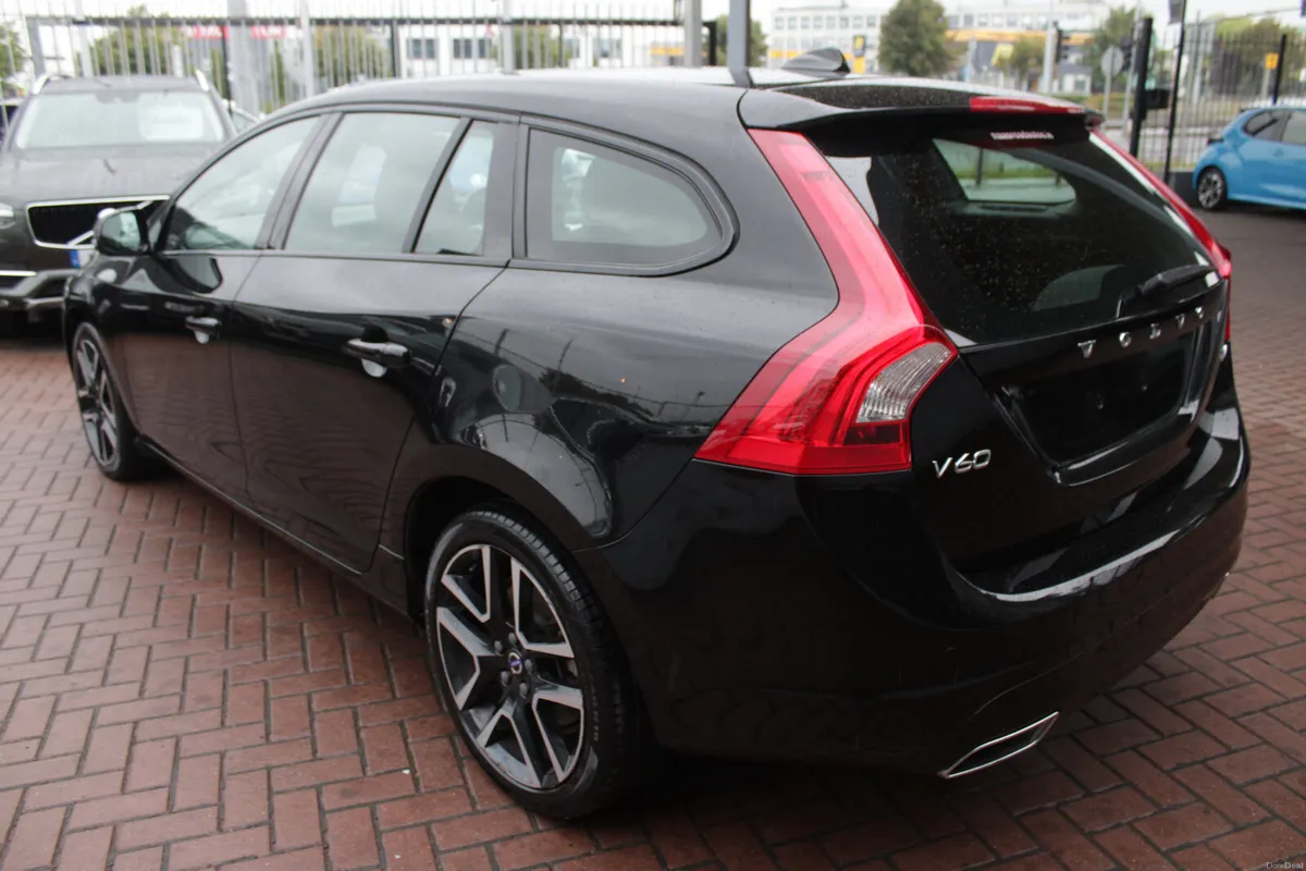 2017 VOLVO V60 - Image 6