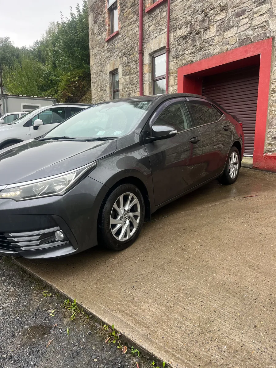 Toyota Corolla 2017 - Image 2