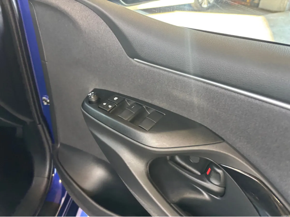 Toyota Yaris HYBRID 115 L-SPORT only 48000 kms - Image 5