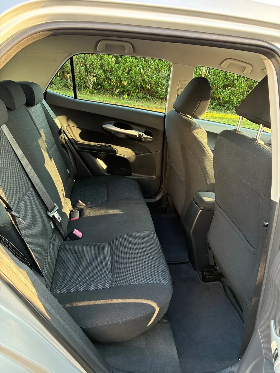 Toyota Auris 1.8 Petrol Hybrid 2012 - Image 4