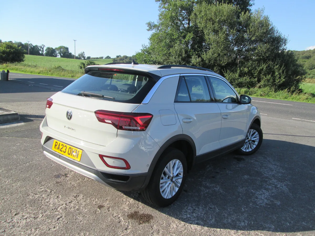 2023  VOLKSWAGEN   T-ROC  2.0  TDI  EVO  LIFE  5DR - Image 4
