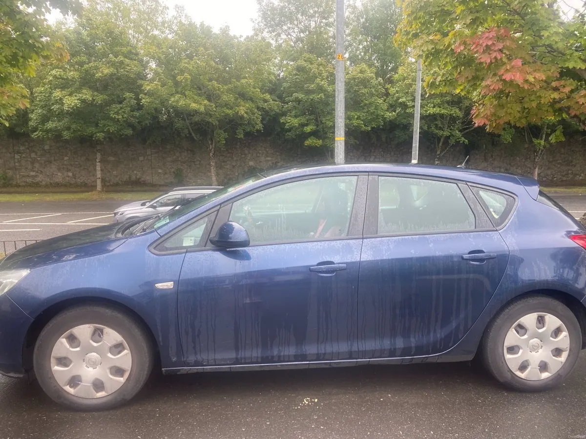 Opel Astra 2011 - Image 2