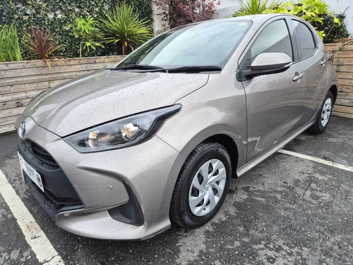 Toyota Yaris 1.5 HYBRID / X SPEC / BEST SMALL CAR - Image 2