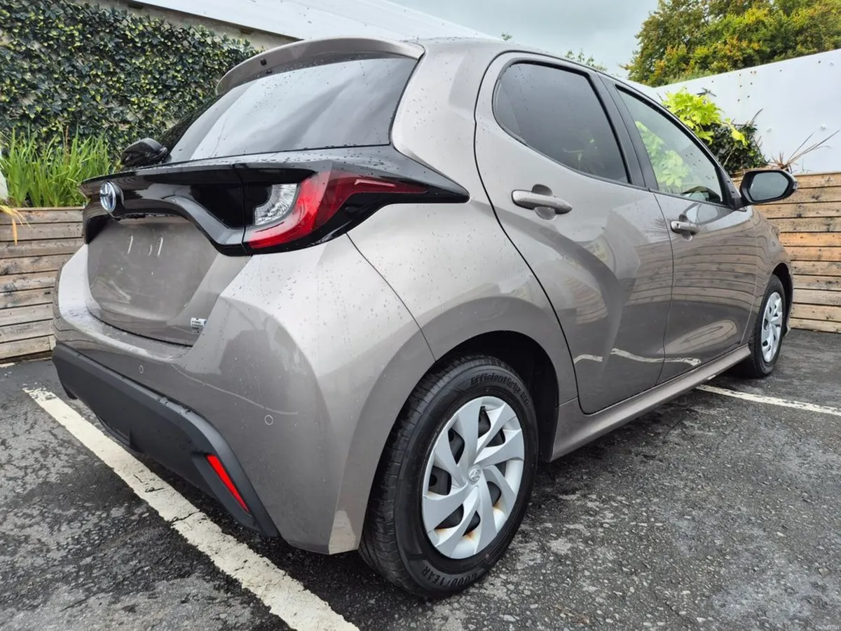 Toyota Yaris 1.5 HYBRID / X SPEC / BEST SMALL CAR - Image 5