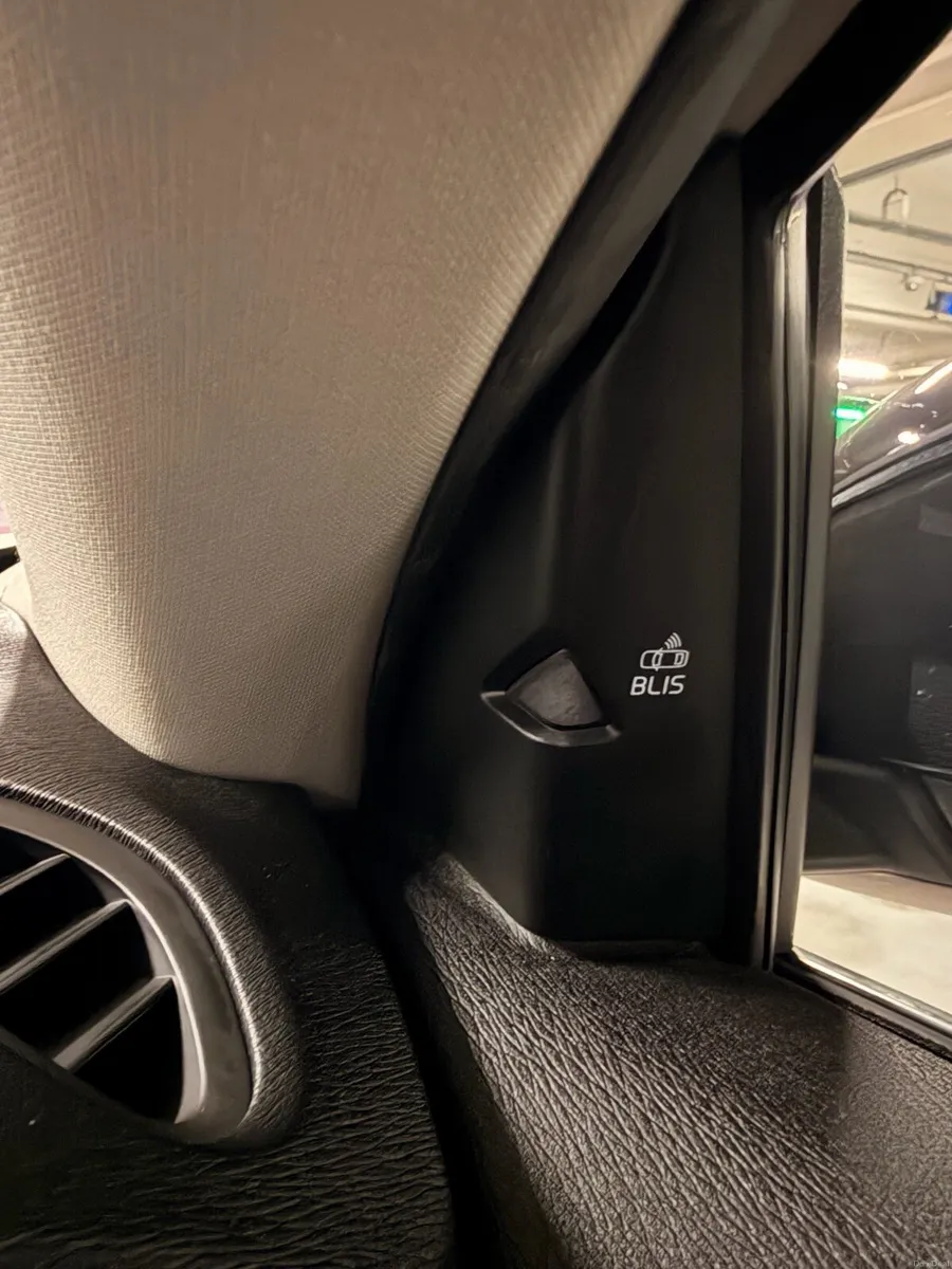 VOLVO V40  R-Design 2017 2.0, D4 Automatic - Image 6